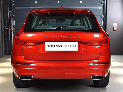 Volvo XC60 2,0 T8 Insc. 360° HeadUP Panorama 288 kW automat červená metalíza