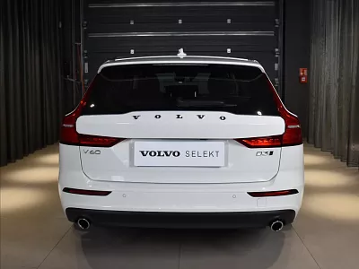 Volvo V60 2,0 D3 AWD MOM Pro. Bezklíč 110 kW automat bílá