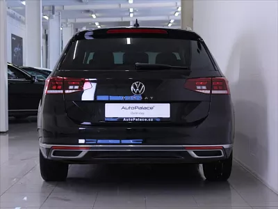 Volkswagen Passat 2,0 TDi DSG Elegance ČR 22tkm. 110 kW automat černá