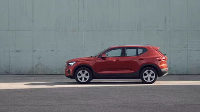 Volvo XC40 T2 FWD CORE T2 95 kW automat Ember Red Metallic