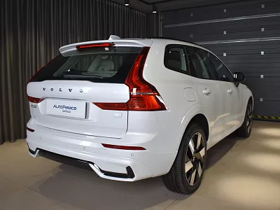 Volvo XC60 Ultimate Dark T6 PLUG-IN 293 kW automat Crystal White Pearl