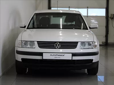 Volkswagen Passat 1,6 i 74kW 124 050km 2.majitel 74 kW bílá