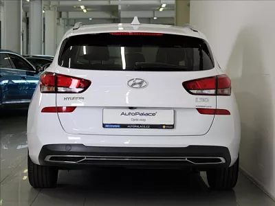 Hyundai i30 1,6 CRDi Smart KAM. 92tkm. 85 kW bílá
